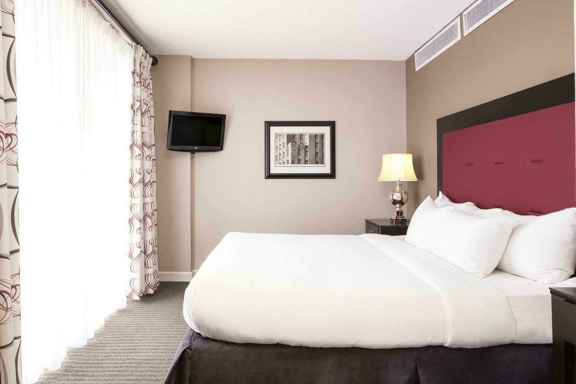Hotel Hampton & Holly Springs